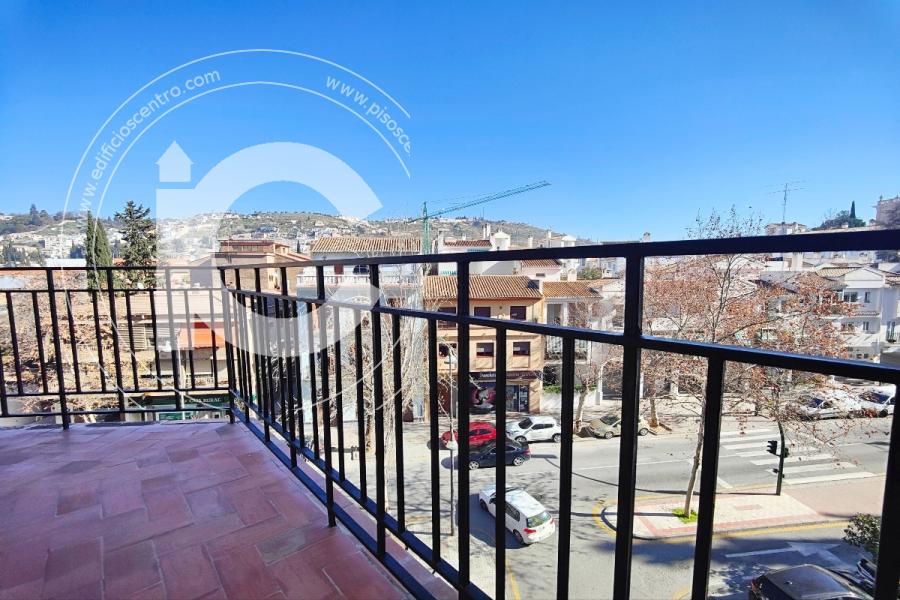 Piso en Avenida Cervantes en Granada con terraza