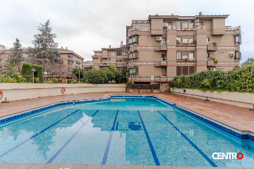 Piso Granada centro con piscina, terraza  y garaje